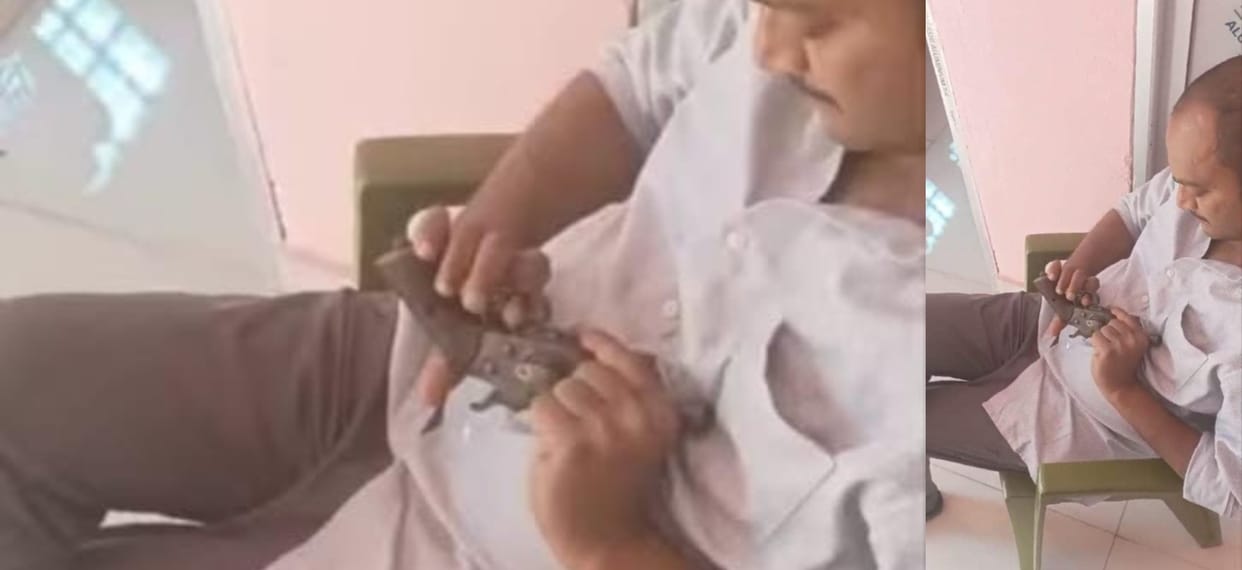 Bihar News : viral Video of Anchal Officer with Desi Gun saran bihar police investigation