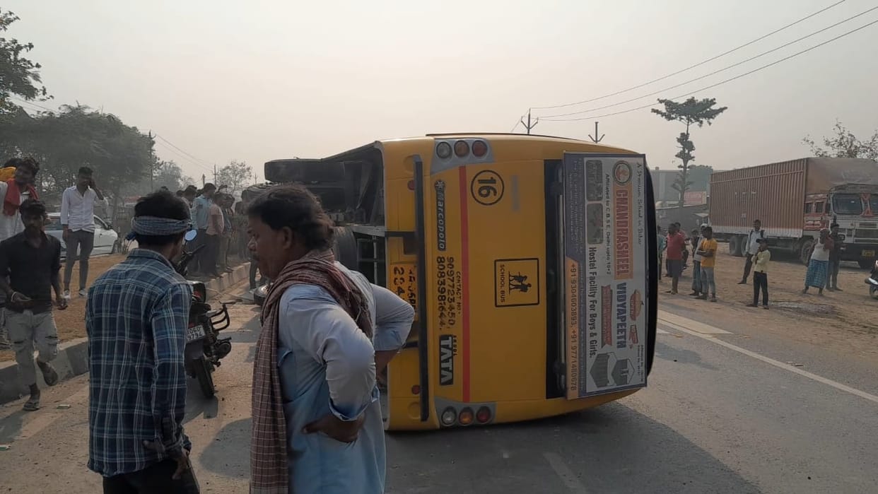 Bihar News: Road accident in Muzaffarpur: School bus carrying children overturned, 35 children injured