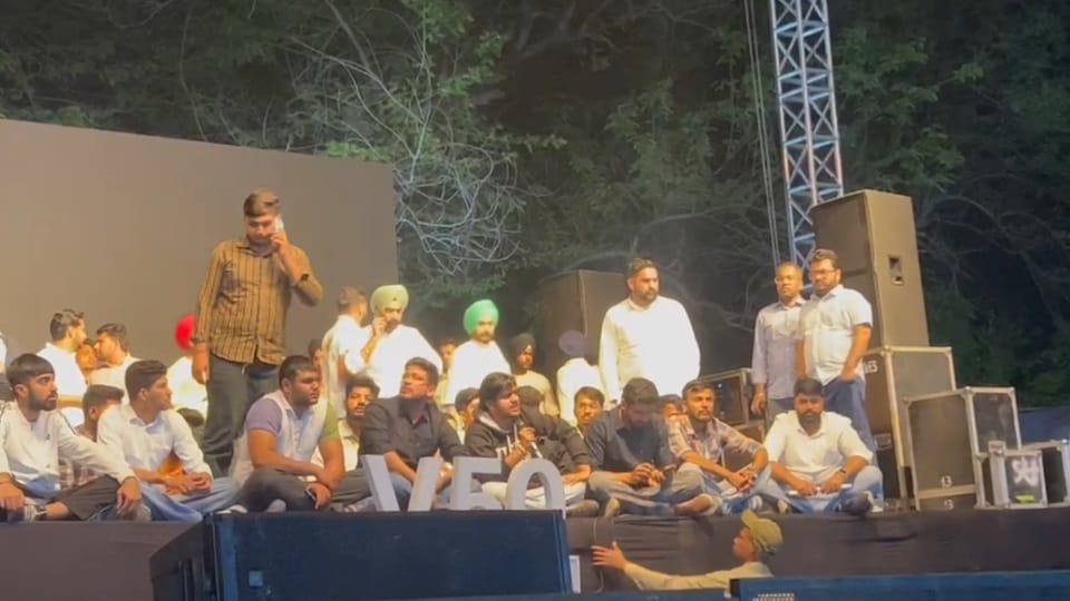Organizers sit on dharna against DSW for cancelling star night of singer Gurdas Maan in PU