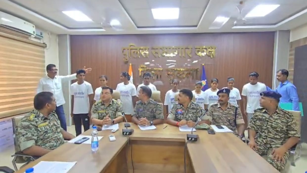 Nine hardcore Naxalites including six women Naxalites surrendered in Sukma