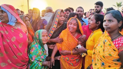 Student dies in Varanasi Tractor crushes on road family and police argue over body