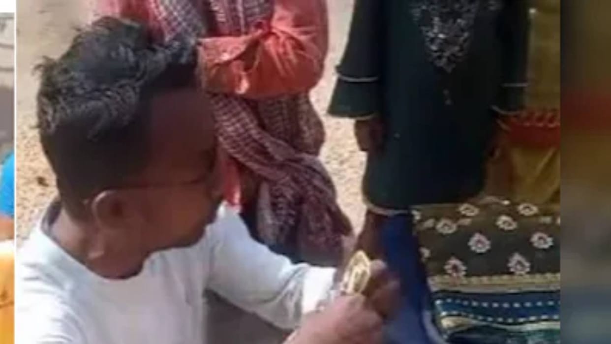 The salesman who came to sell sarees to the women of the street used such a trick goes viral on Internet