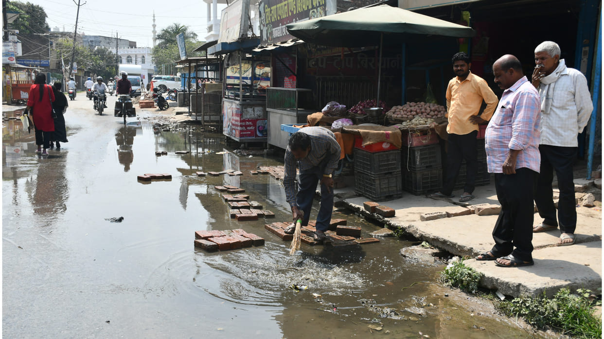 In Gorakhpur, Before the survey, the drainage of Betiyahata was affecte