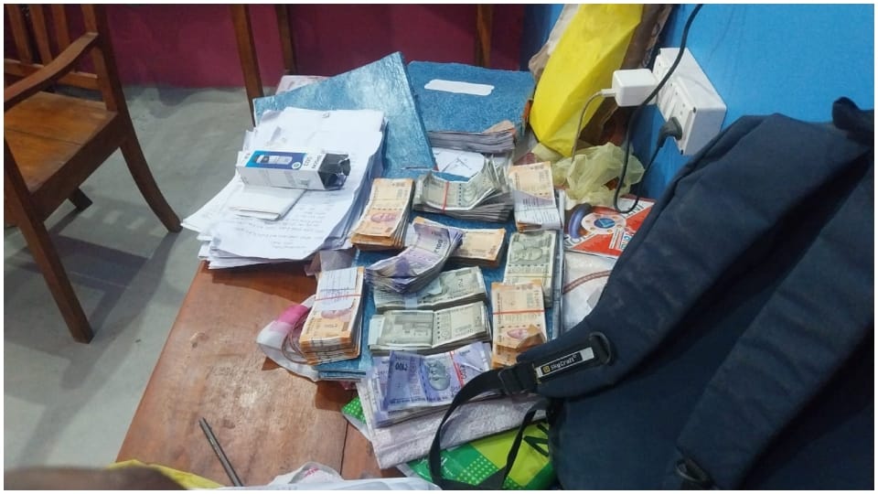 Bihar News: Raid in office of revenue employee in Vaishali lakhs of cash  and documents seized