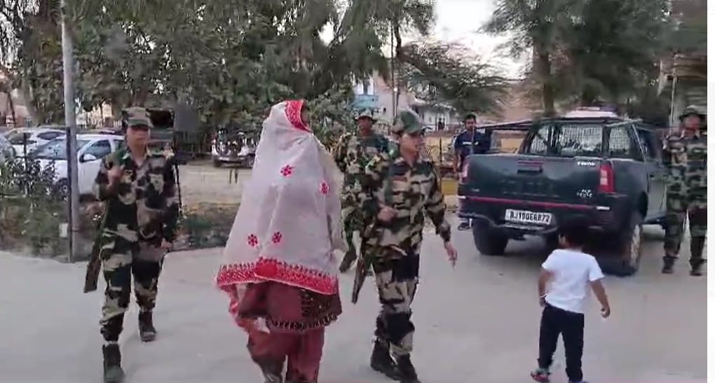 Rajasthan News Huzoor, Don’t Send Me Back Woman Breaks Down While Being Deported to Pakistan