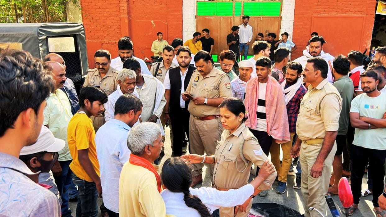 Student dies in Varanasi Tractor crushes on road family and police argue over body