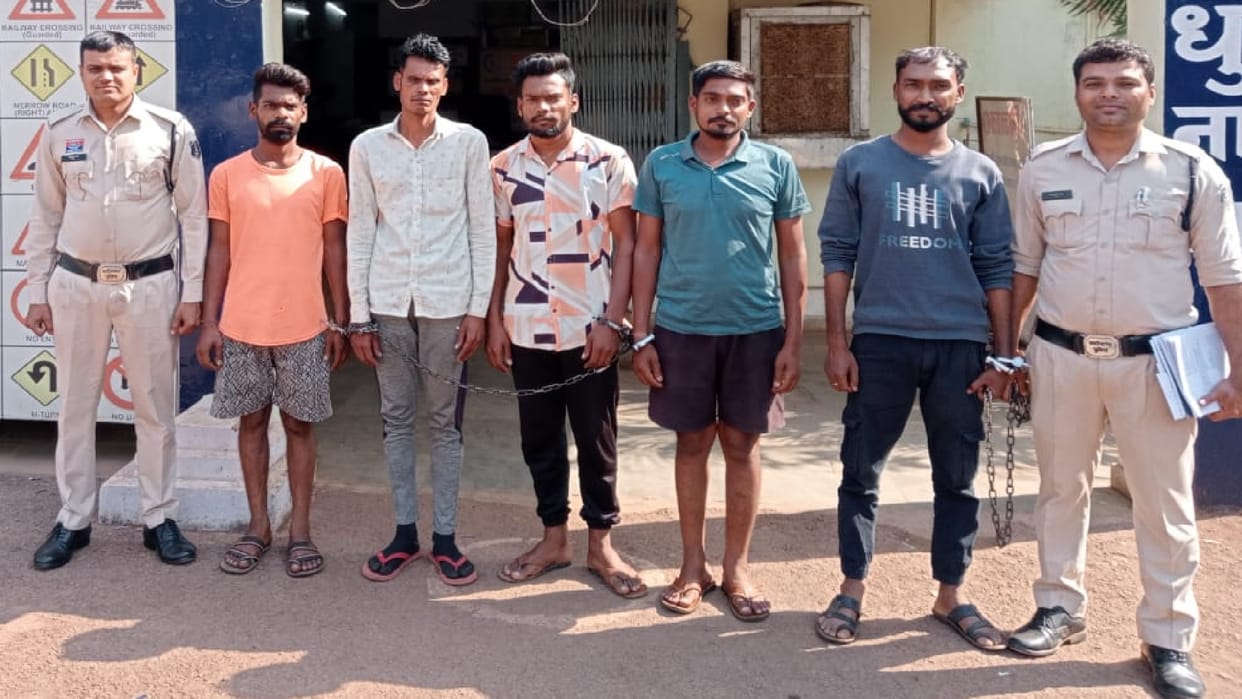 Hiva hit two bike riders, people present set the Hiva on fire, five arrested in Raipur