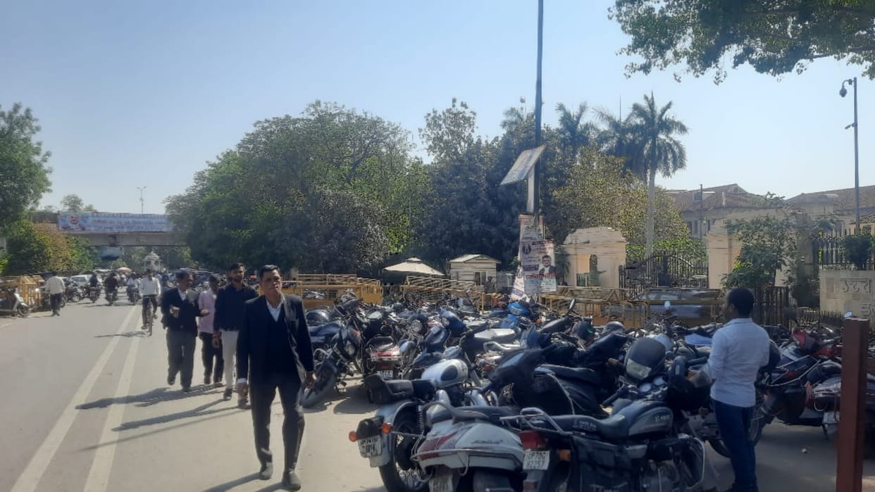 Advocates strike against Justice yashwant Verma transfer to Allahabad continues for the second day