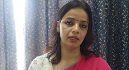 जानकारी देतीं चिकित्सक