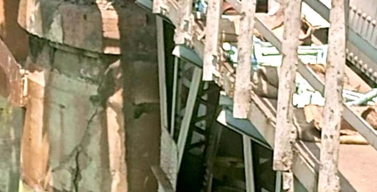 Rail Ganga bridge is being repaired cracks have appeared in the bottom kothi DRM said it is completely safe