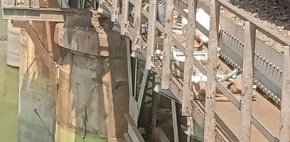 Rail Ganga bridge is being repaired cracks have appeared in the bottom kothi DRM said it is completely safe
