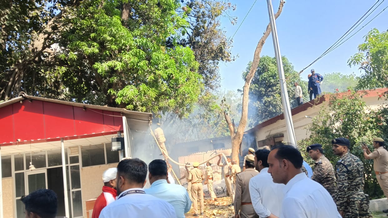 Fire broke out in the Cantt area in front of High Court Gate No. 2, panic arose after seeing the smoke rising