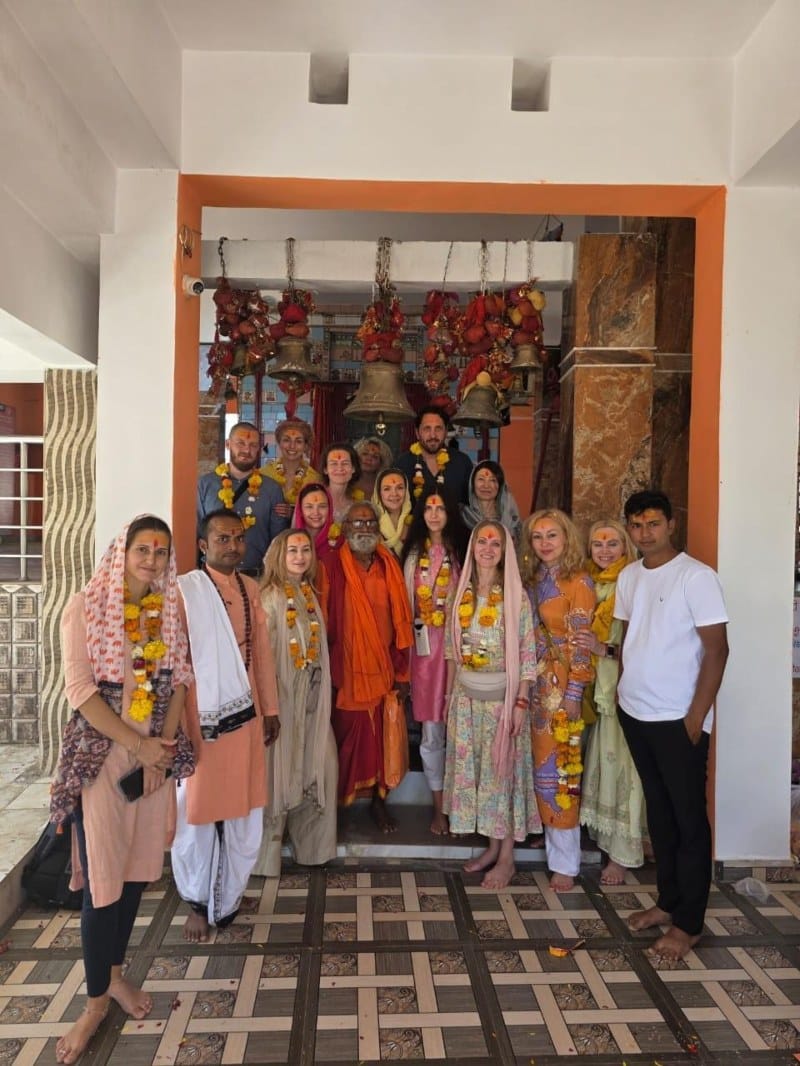खजुराहो घूमने आए 17 विदेशी पर्यटकों पर चढ़ा सनातन संस्कृति का खुमार