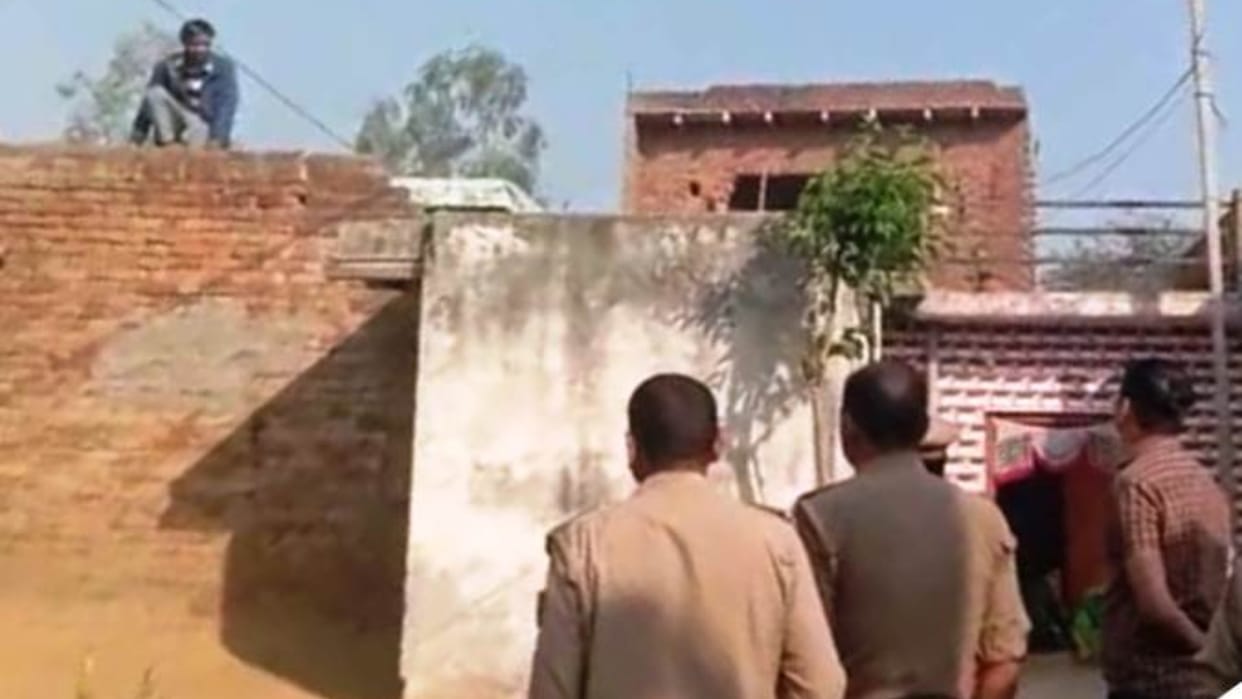 Girlfriend ruined my life man climbed on the roof with gun told the love story to the police in Bareilly