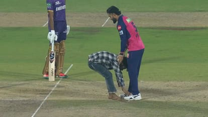 IPL 2025 RR बनाम KKR: फैन ने सुरक्षा कॉर्डन को तोड़ दिया और पिच पर पहुंच गया और रियान पैराग वीडियो के पैरों को छुआ
