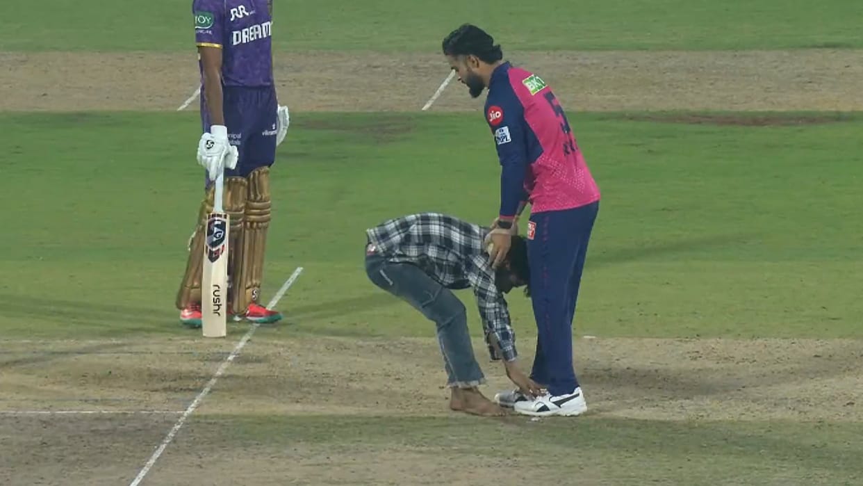 IPL 2025 RR vs KKR: fan broke security cordon and reached the pitch touched the  feet of Riyan Parag video