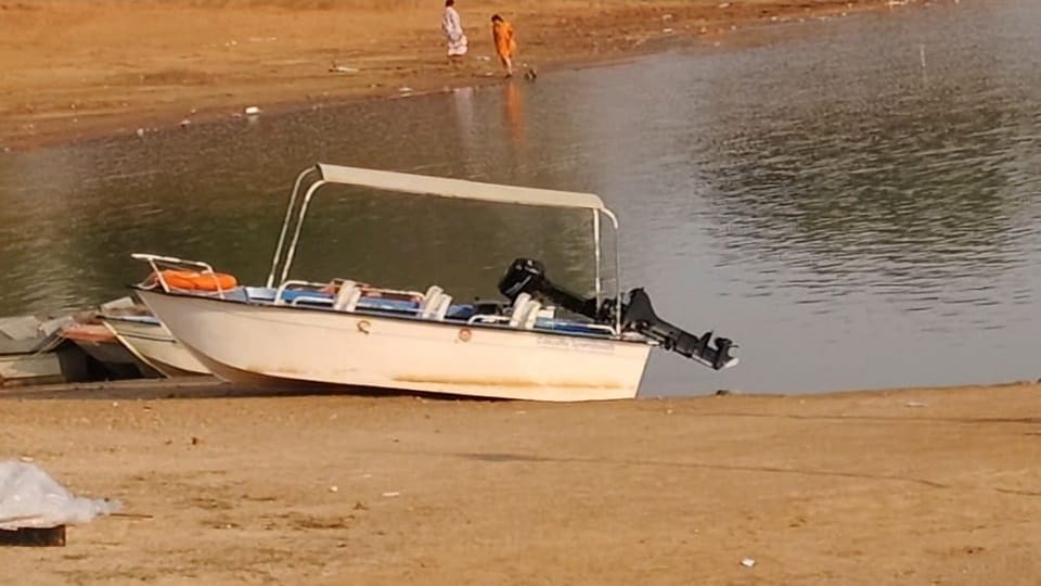 Major accident averted in Mayali reservoir motorboat capsized while taking selfie SDRF rescued in Jashpur