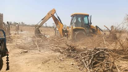Sheopur Joint action by forest department and police team 70 bighas land was freed from encroachment