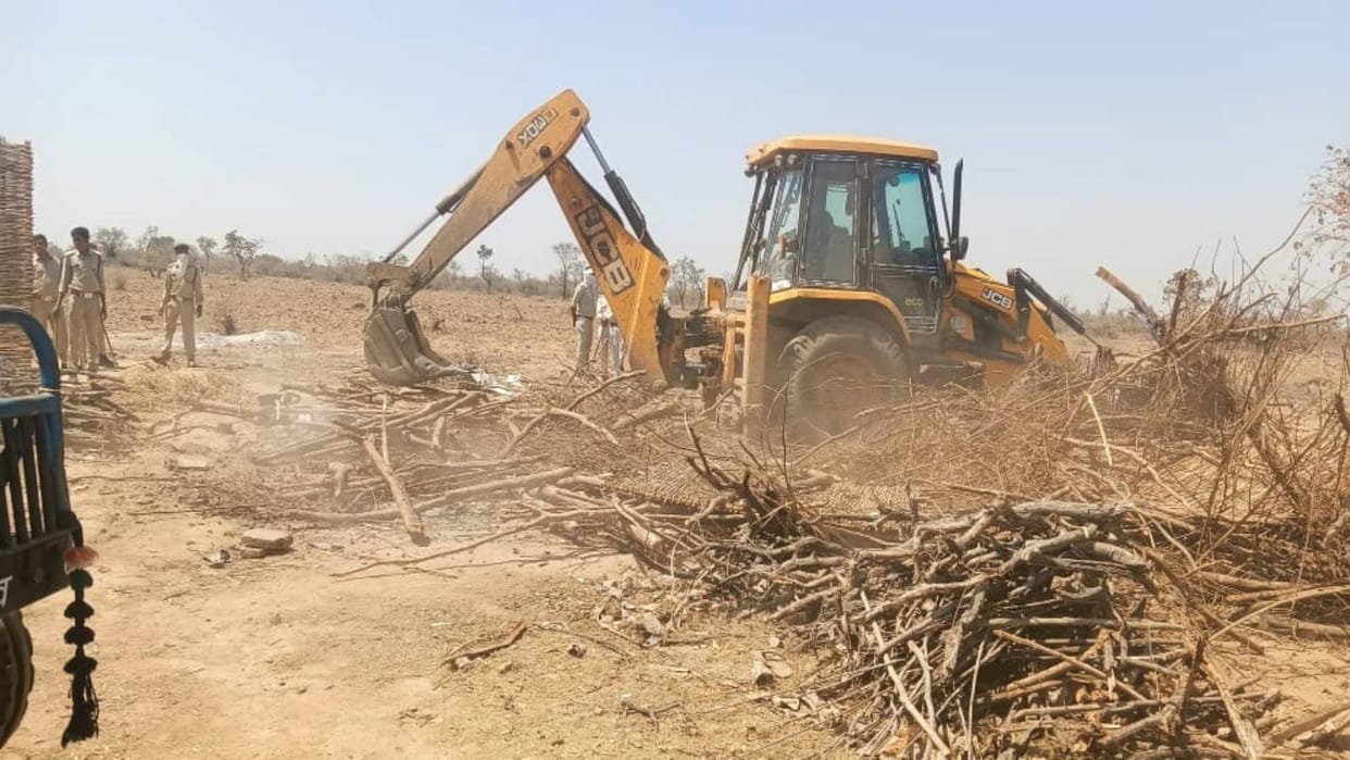Sheopur Joint action by forest department and police team 70 bighas land was freed from encroachment