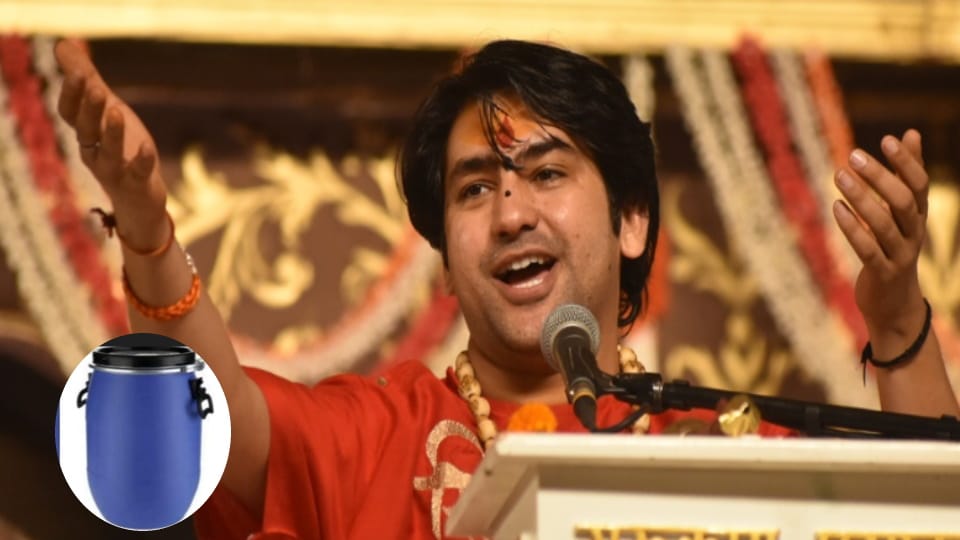 Bageshwar Dham Sarkar in Meerut: Dhirendra Shastri mentioned the blue drum and Aurangzeb from the Katha stage