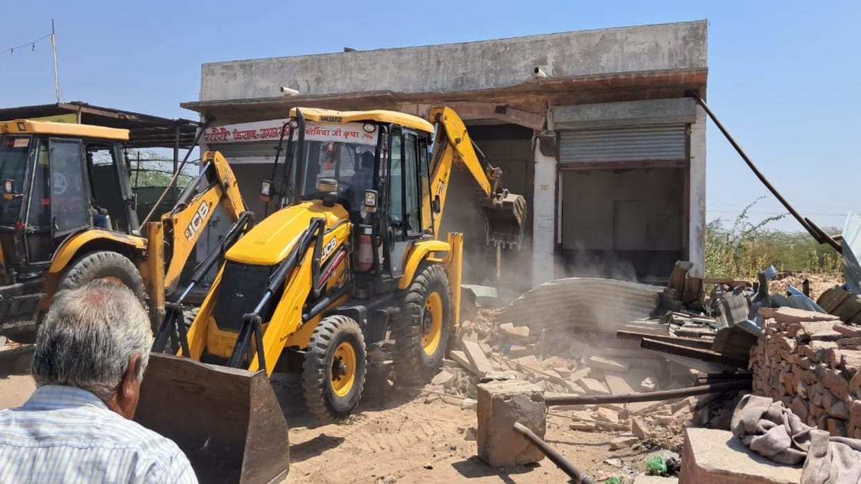 Jodhpur News: Bulldozer Action on Illegal Encroachment in Keru; 27 Shops Demolished, 5 Bighas of Land Freed