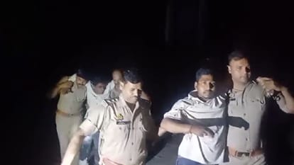 घायल आरोपियों को लेकर जाते पुलिसकर्मी