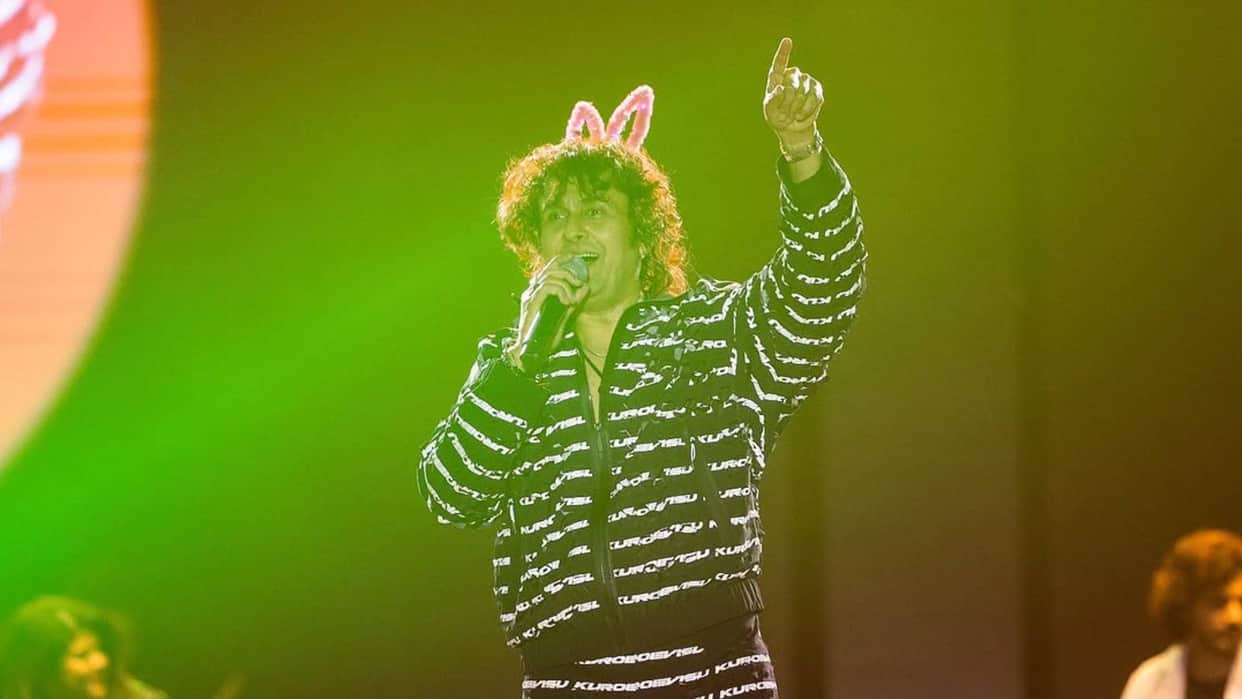 Sonu Nigam denies Stone bottle Pelting By Students During Delhi University Concert shares clarification post