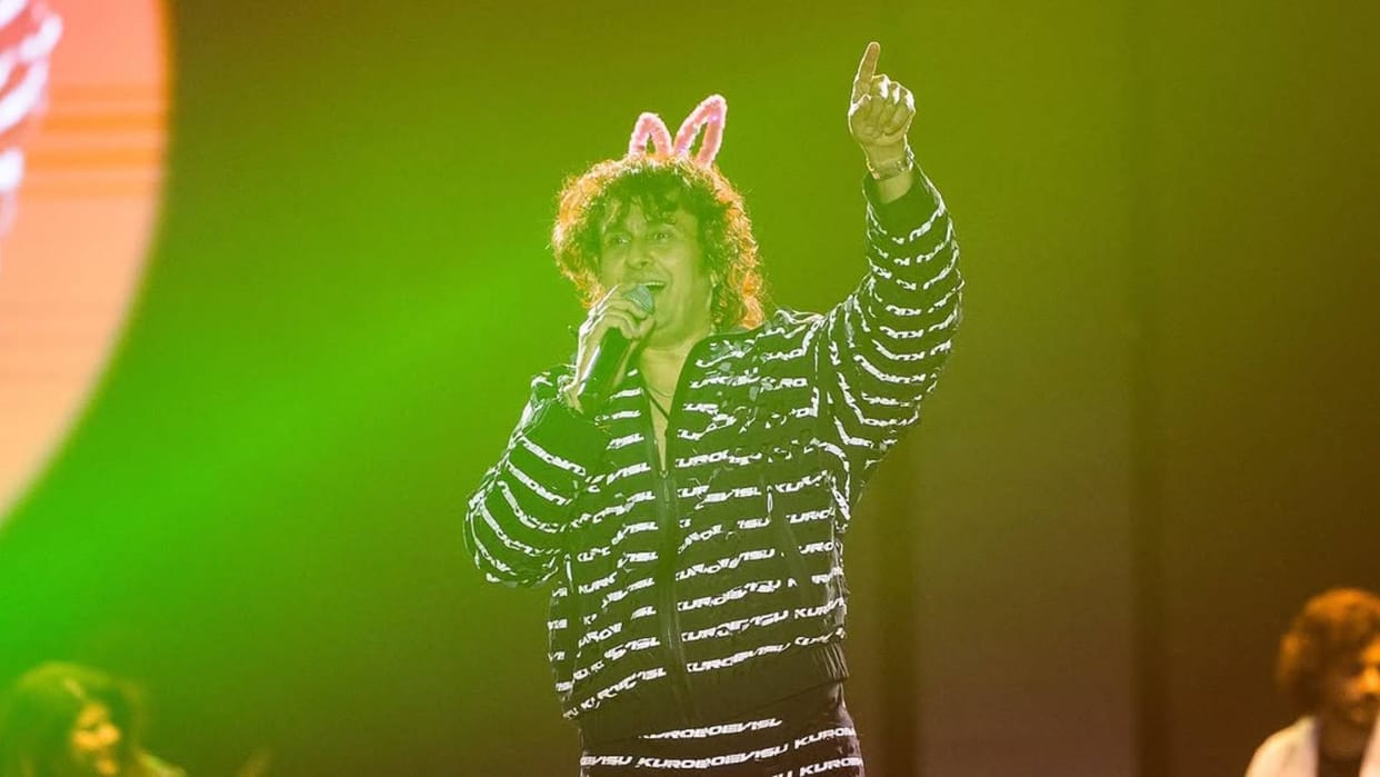 Sonu Nigam denies Stone bottle Pelting By Students During Delhi University Concert shares clarification post