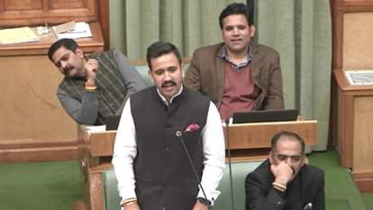 सदन में संबोधित करते हुए लोक निर्माण मंत्री विक्रमादित्य सिंह।