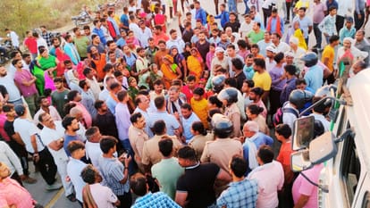 Student dies in Varanasi Tractor crushes on road family and police argue over body