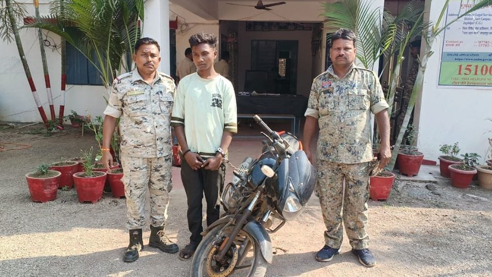 Police arrested accused who stole Pulsar bike in Jagdalpur
