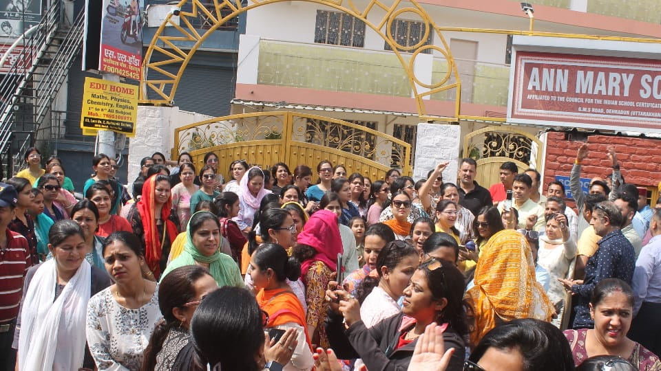 Dehradun Parents anger erupted against fee hike protest fiercely at the school gate