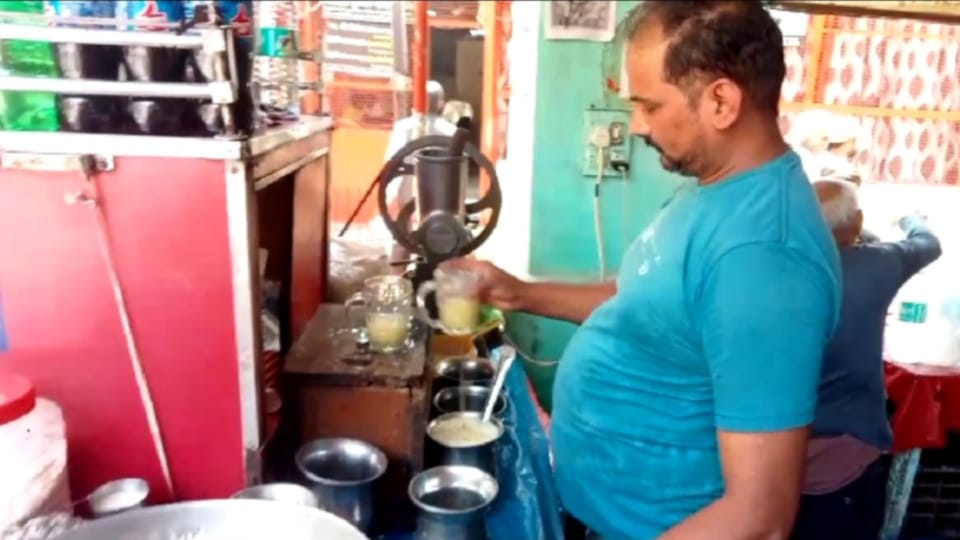 Aligarh Juice Seller Gets Rs 7.79 Crore Income Tax Notice Shocking Fake Firm Scam Exposed UP News In Hindi