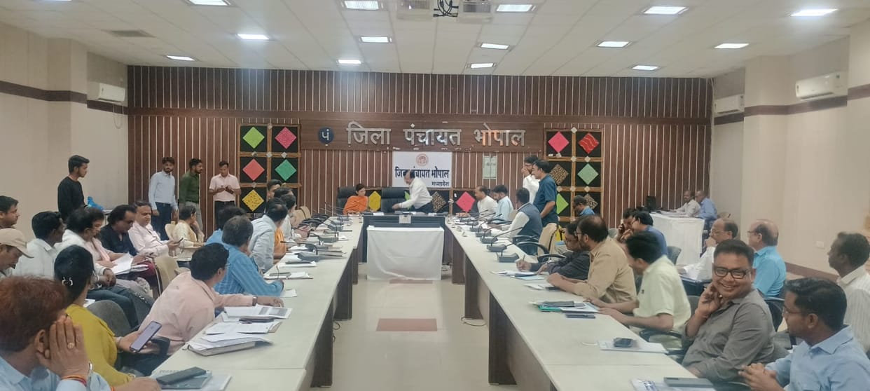 Bhopal: There was a lot of uproar in the meeting of Bhopal District Panchayat held after four months, displeas