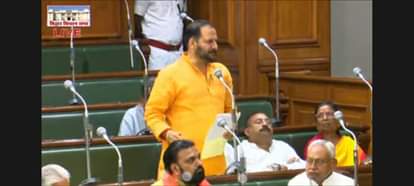 विधानसभा लाइव के दौरान के वीडियो फुटेज की यह तस्वीर अब वायरल है।