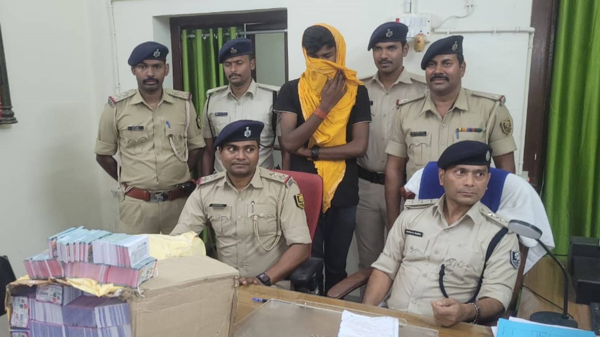 लॉटरी सहित ऑटो चालक गिरफ्तार