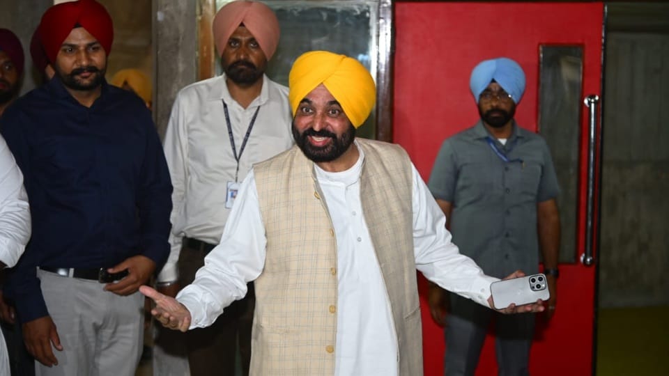 Punjab Assembly session AAP demand Leader of Opposition Bajwa should apologize Congress walks out