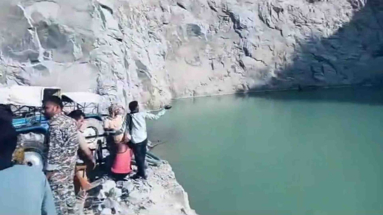 Chhatarpur News: Driver drowned along with truck in stone quarry of Chhatarpur
