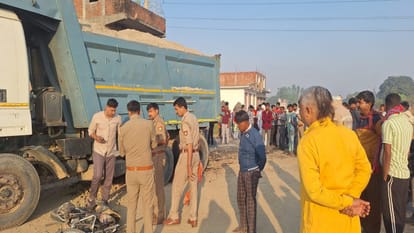 labourer riding bike died after being hit by a dumper filled with soil in Shahjahanpur
