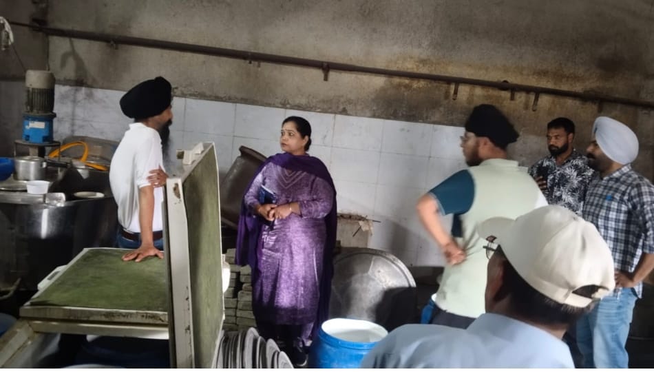 फैक्टरी में रेड करती टीम।