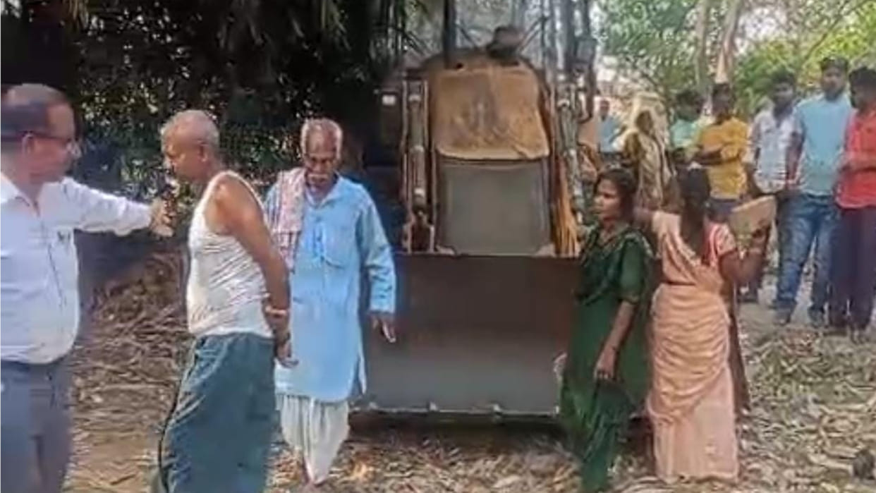 Tehsildar had come to Chauri Chaura in Gorakhpur to remove illegal encroachment, women protested