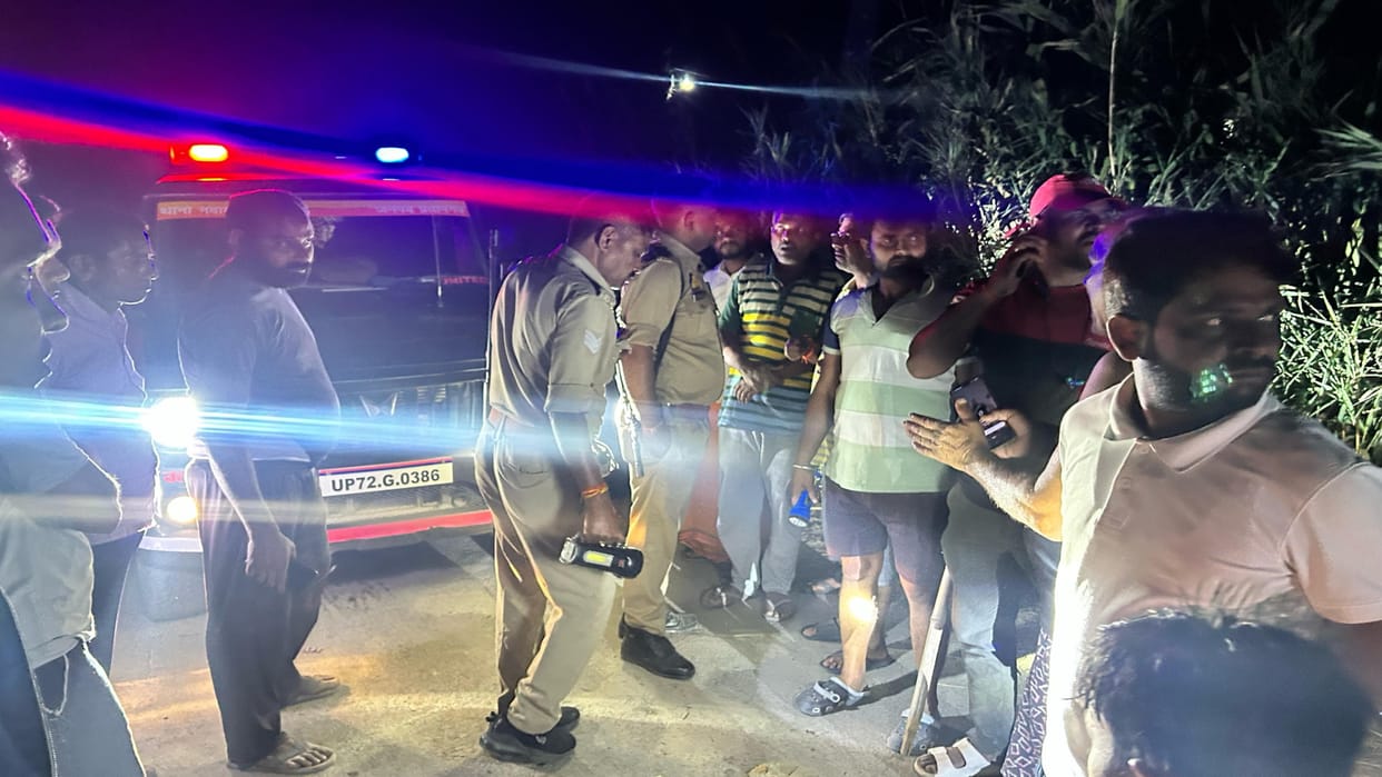 Criminals killed an elderly man by attacking him with a sharp weapon, nephew injured in the attack