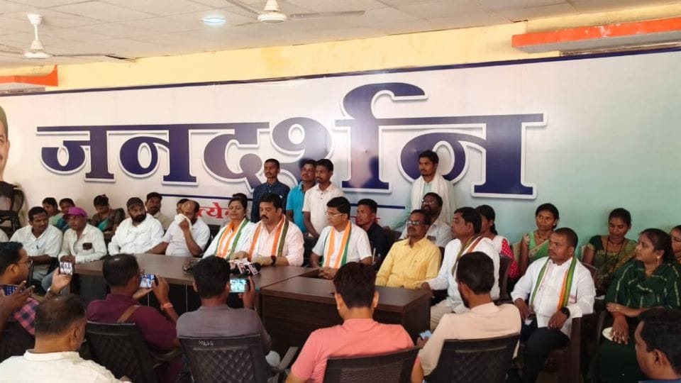 MLA Vikram Mandavi demanded tendu leaf collection should be done through contract system
