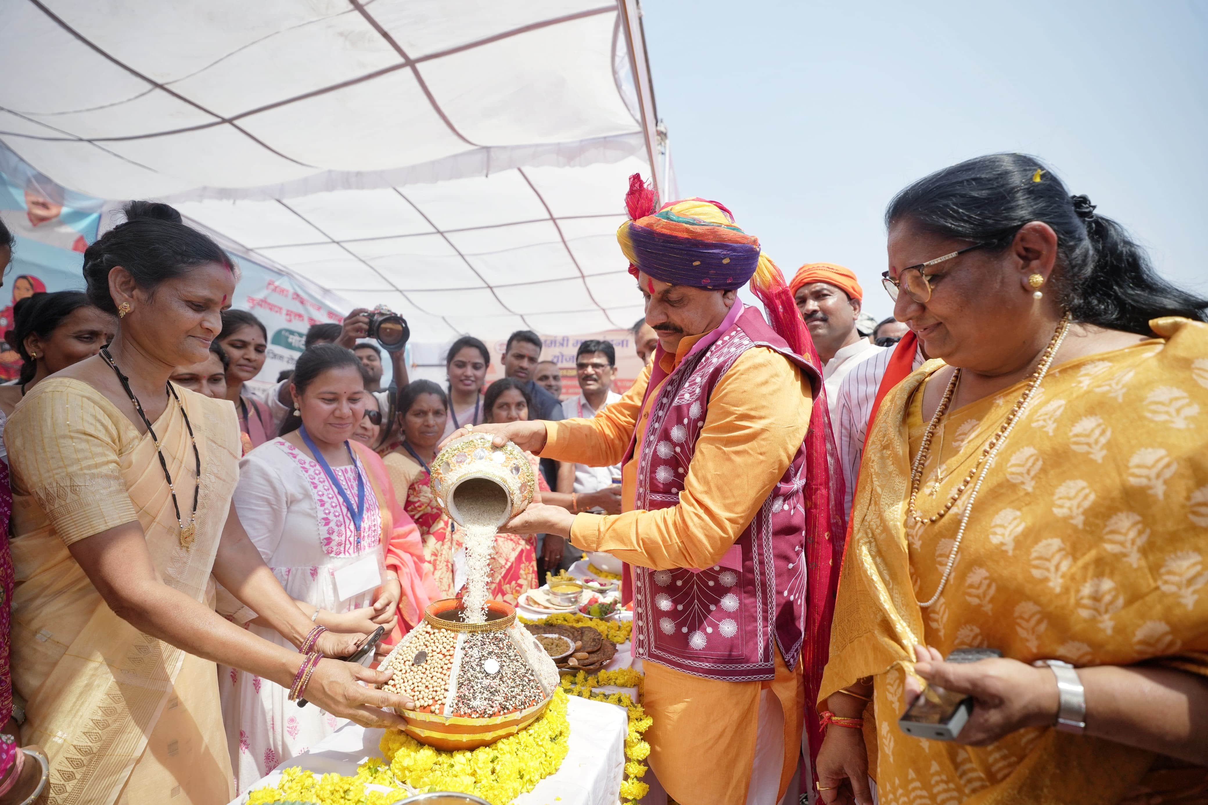 MP News: Two thousand couples got married in a mass marriage in Jhabua, CM gave blessings