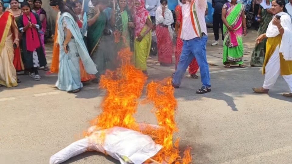 कांग्रेस ने किया भाजपा और सीबीआई का पुतला दहन