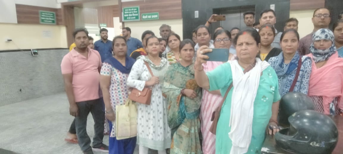 Allottees of Bhagirathi Jahnavi PM scheme protest in KDA say give us electricity give us water