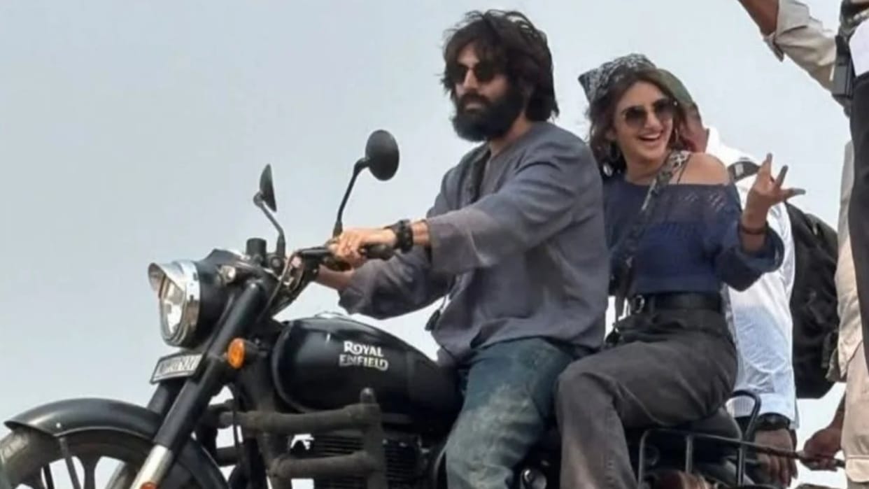 Kartik aaryan and sreeleela pictures viral from his movie shooting set