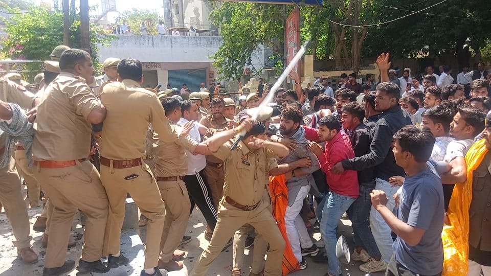 Karni Sena ruckus at residence of SP MP Ramjilal Suman clashed with agra police over Rana Sanga statement