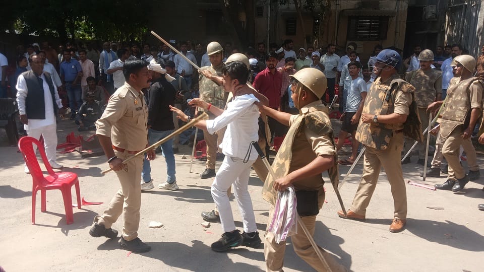 Karni Sena ruckus at residence of SP MP Ramjilal Suman clashed with agra police over Rana Sanga statement
