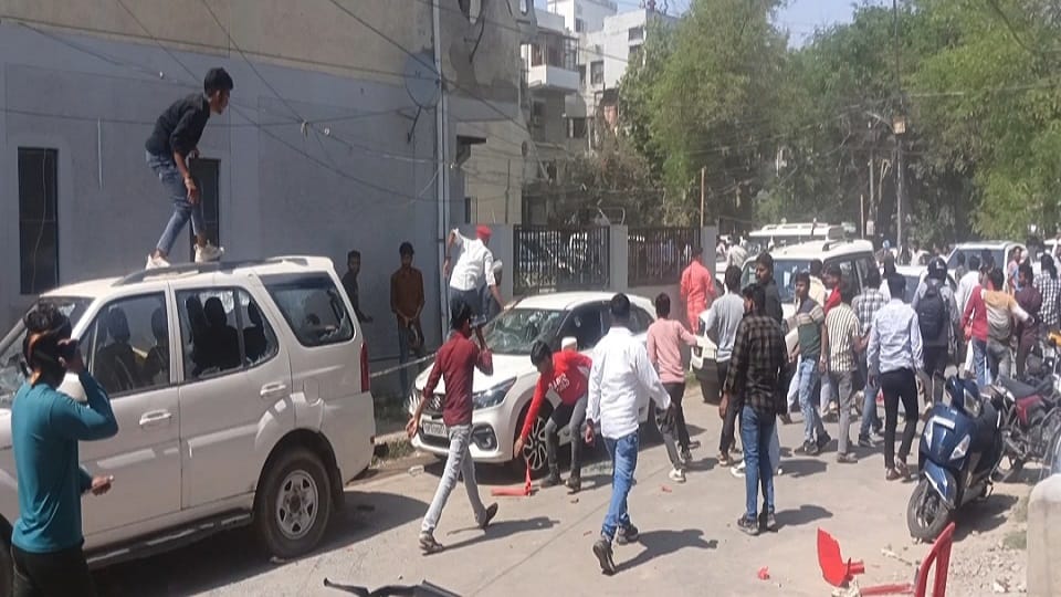 Karni Sena ruckus at residence of SP MP Ramjilal Suman clashed with agra police over Rana Sanga statement
